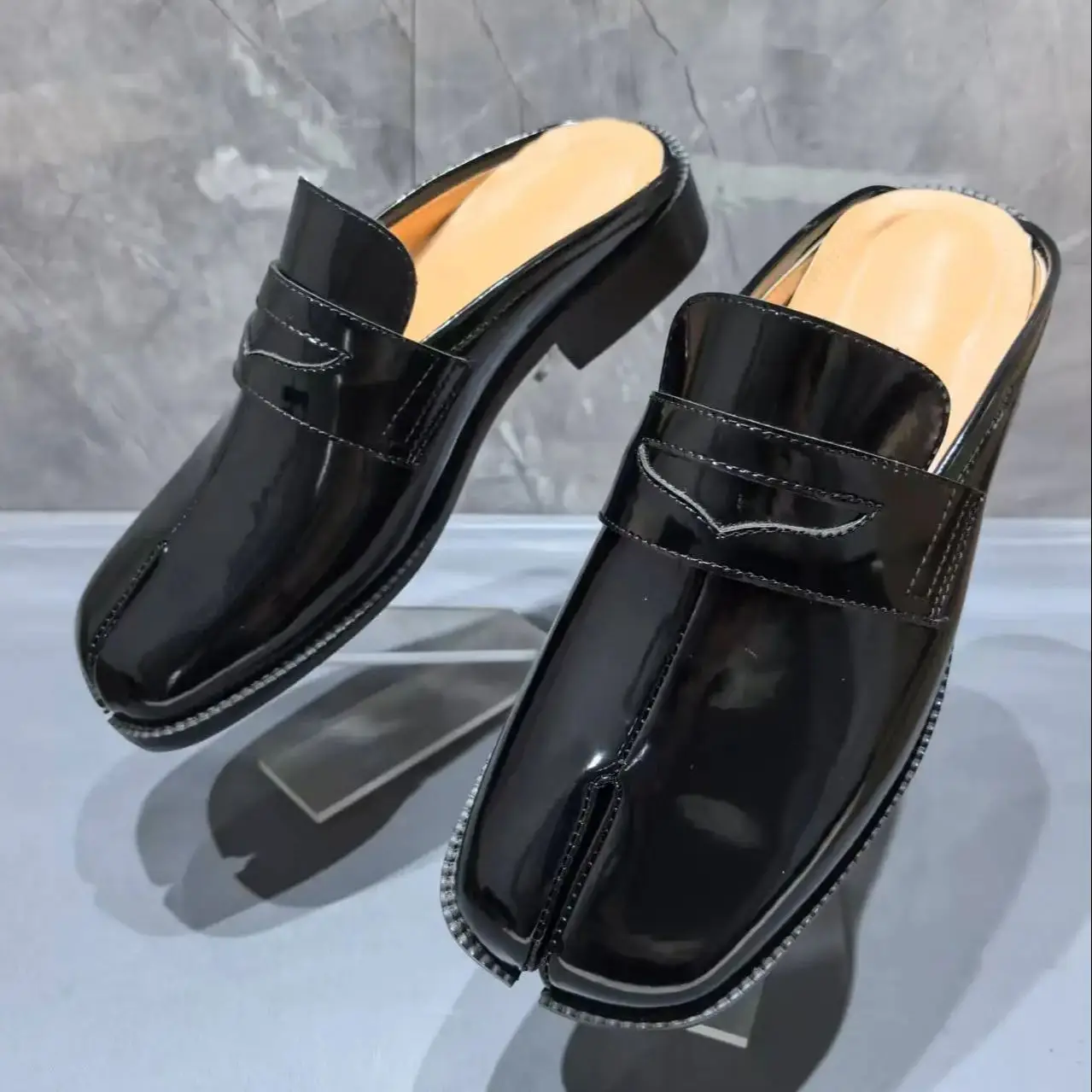 Men Shoes Brand - スプリットトゥタビメンズスリッパ縫製ブラックパテントレザーサンダル男性用スリングバックスリッポンシューズ男性用ローヒールサマーカジュアル2025