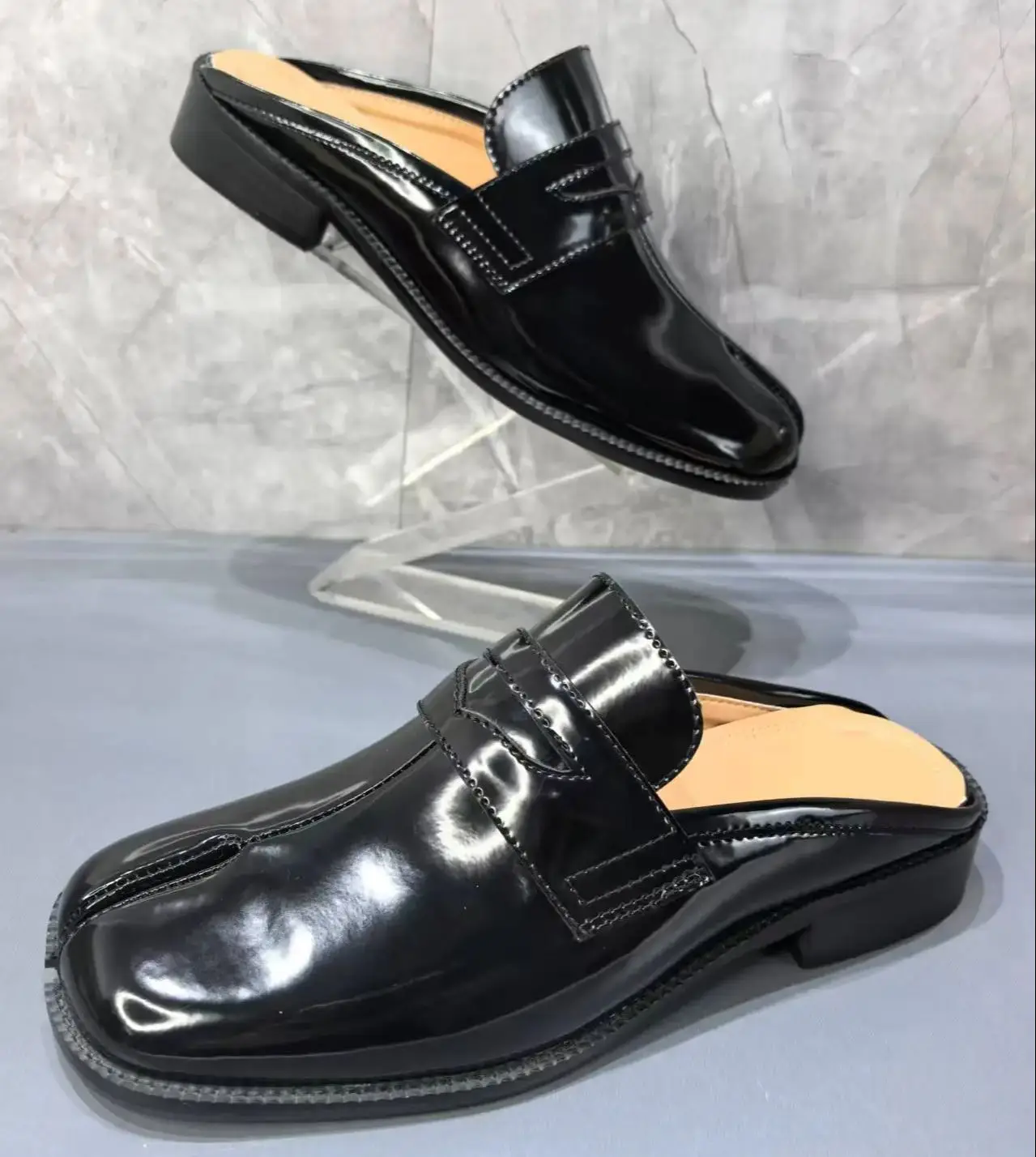 スプリットトゥタビメンズスリッパ縫製ブラックパテントレザーサ - Men Shoes Brand のレビューと価格