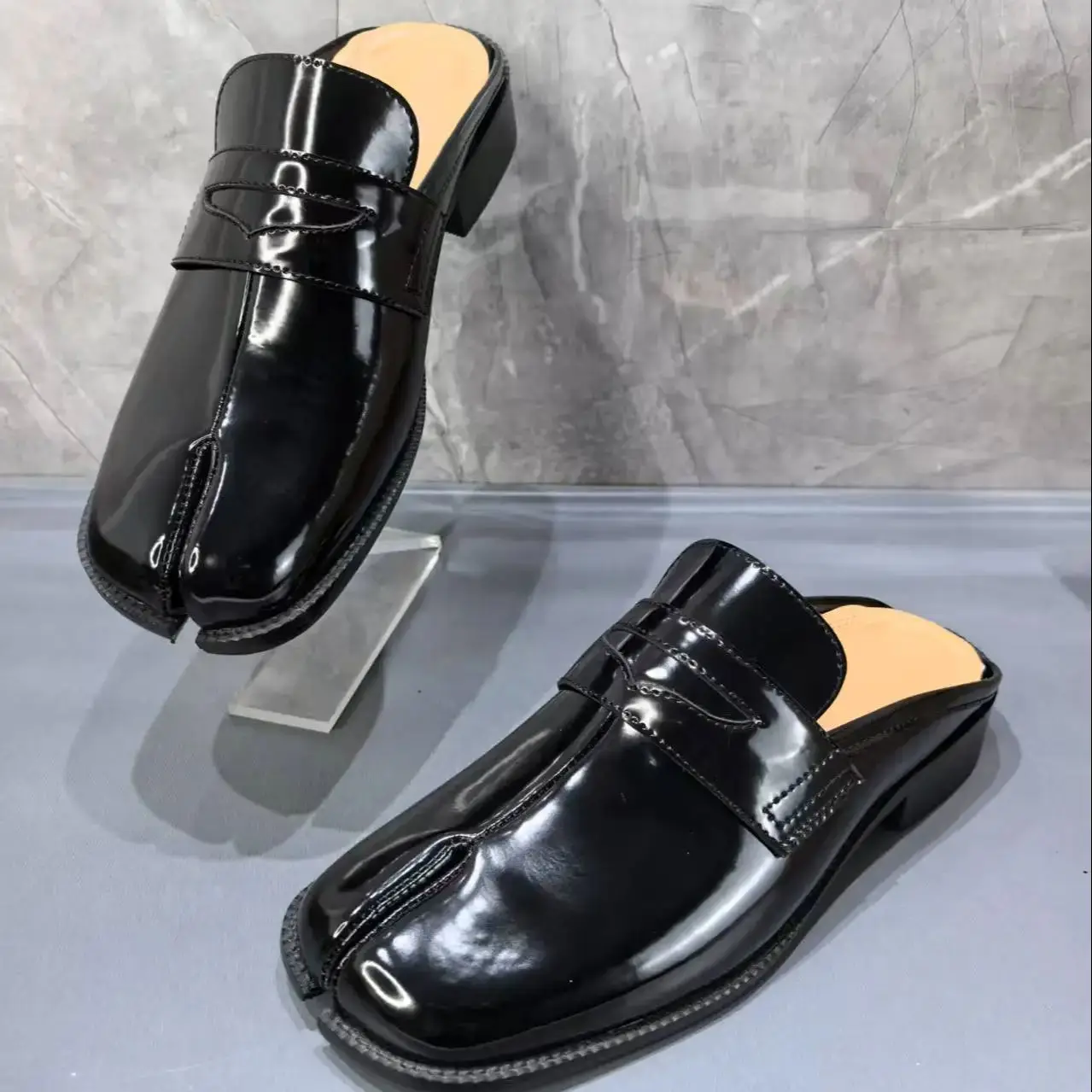 スプリットトゥタビメンズスリッパ縫製ブラックパテントレザーサ - Men Shoes Brand のレビューと価格