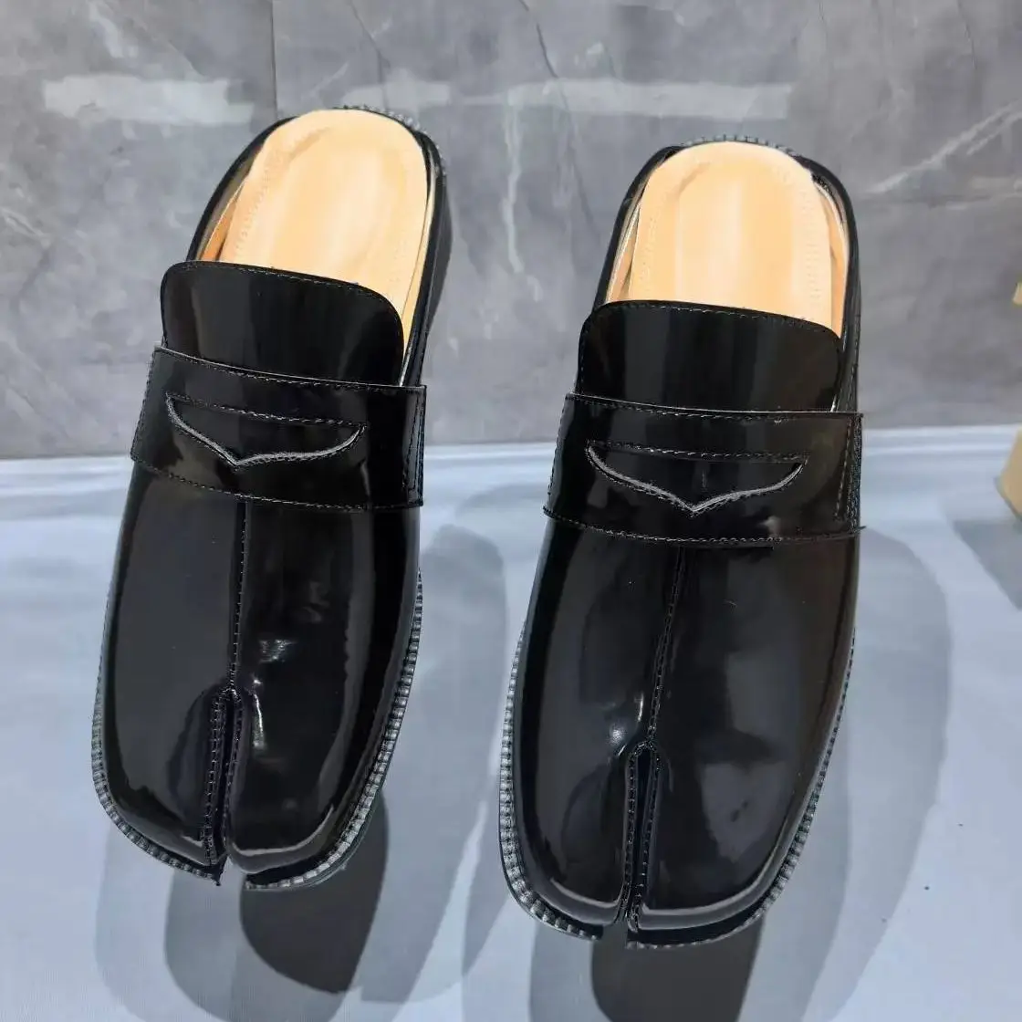 スプリットトゥタビメンズスリッパ縫製ブラックパテントレザーサ - Men Shoes Brand のレビューと価格